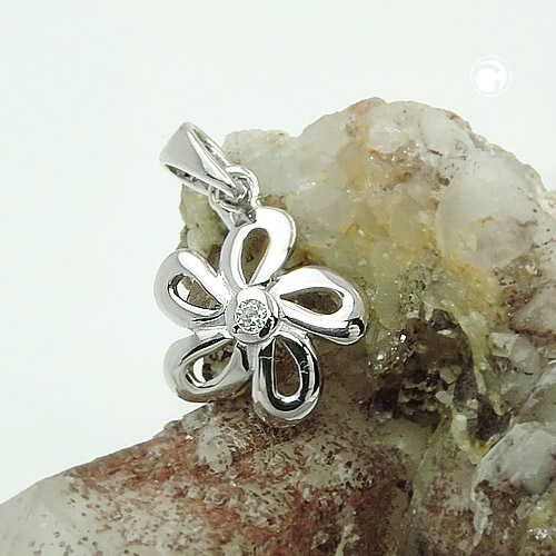 Gros plan sur pendentif argent sterling forme boussole