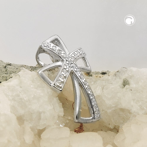 Vue rapprochée du pendentif croix argent sterling avec finitions brillantes