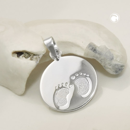 Pendentif en argent sterling motif pieds bébé, détail du polissage