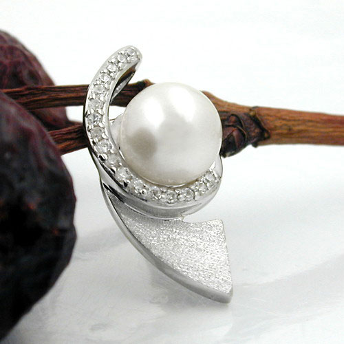 Pendentif argent sterling perle et zirconias sur fond blanc