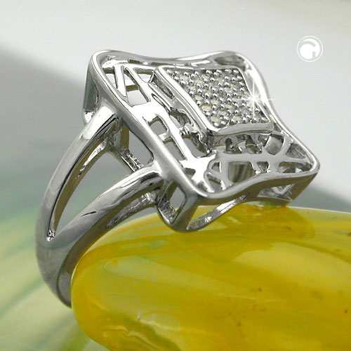 Bague argent sterling avec zirconias sur fond blanc