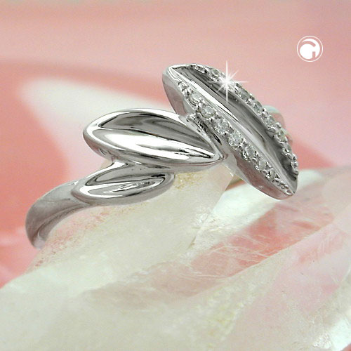 Bague argent sterling zirconia portée sur un doigt