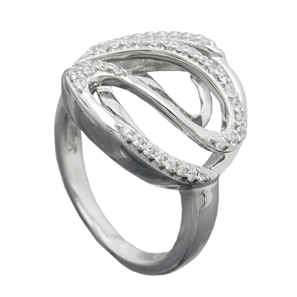Bague argent 925 avec zirconias brillants sur fond blanc