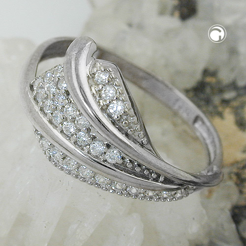 Bague argent sterling ornée de zirconias sur fond blanc