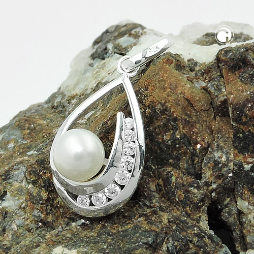 Vue rapprochée du pendentif argent perle zircon