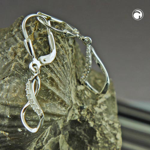 Paire de boucles d'oreilles argent sterling avec zirconia sur fond blanc