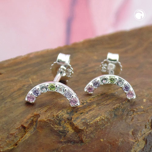 Paire de boucles d'oreilles argent sterling zirconia sur fond blanc