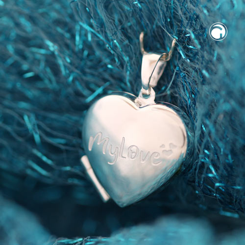 Médaille coeur en argent sterling sur fond blanc