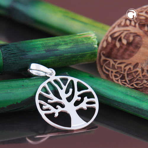 Vue rapprochée du pendentif arbre de vie en argent sterling