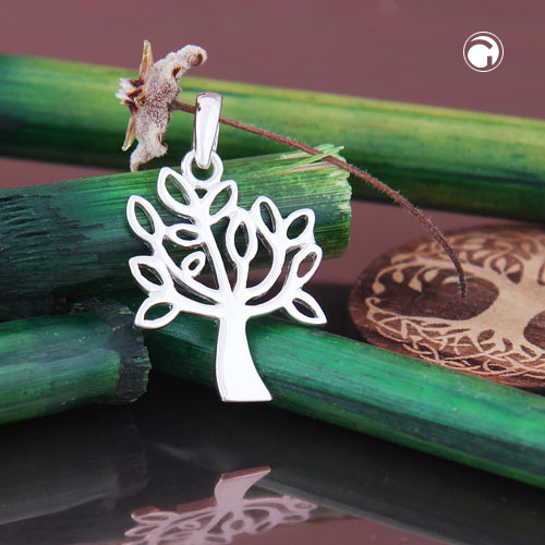 Vue rapprochée du pendentif arbre de vie en argent sterling